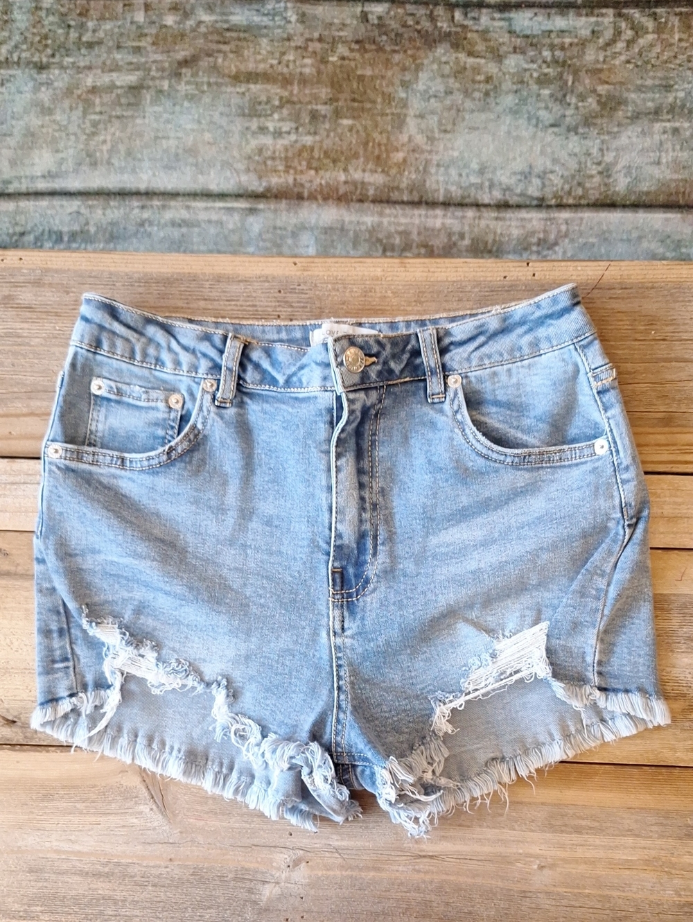 🔥🔥CLEARANCE🔥🔥 Love Tree Light Blue Distressed Jean Shorts. Size M